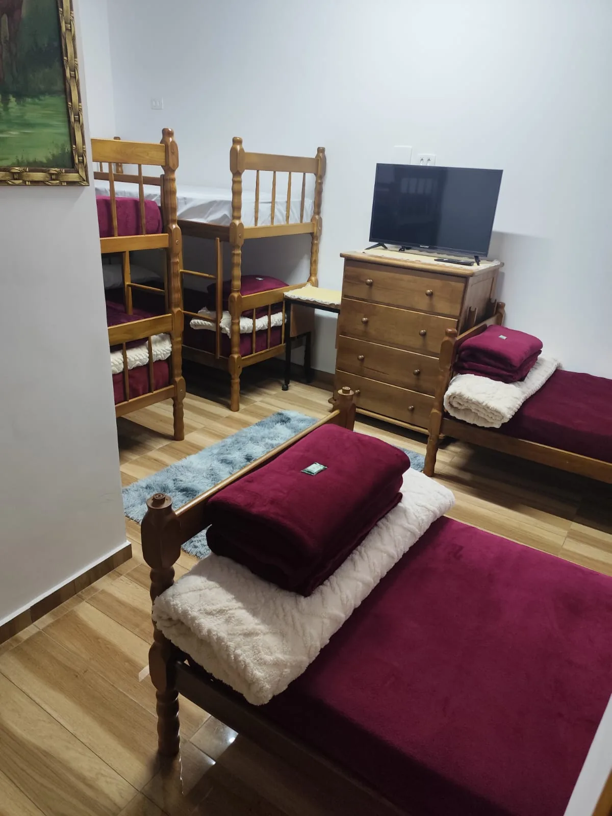 Quarto 3 com beliche, cama de solteiro e TV